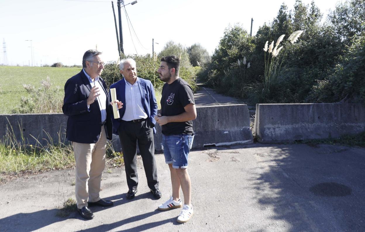 Pablo González, Isaac Castro y Bryan Calvo, durante su visita a los terrenos de la ZALIA en San Andrés. 