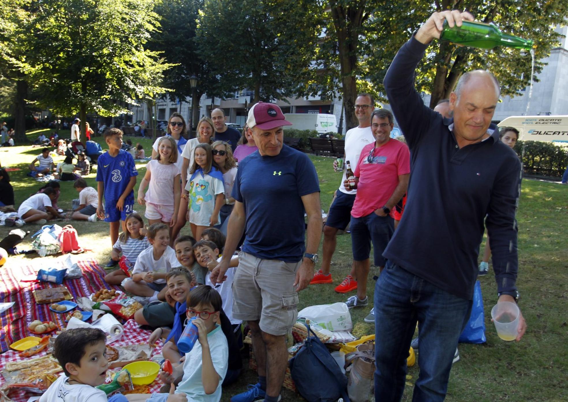 Un escanciador junto a uno de los grupos al lado de la calle Santa Susana.