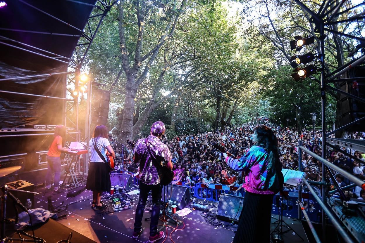 La actuación de Petit Pop, ayer, en el paseo de la Rosaleda. 