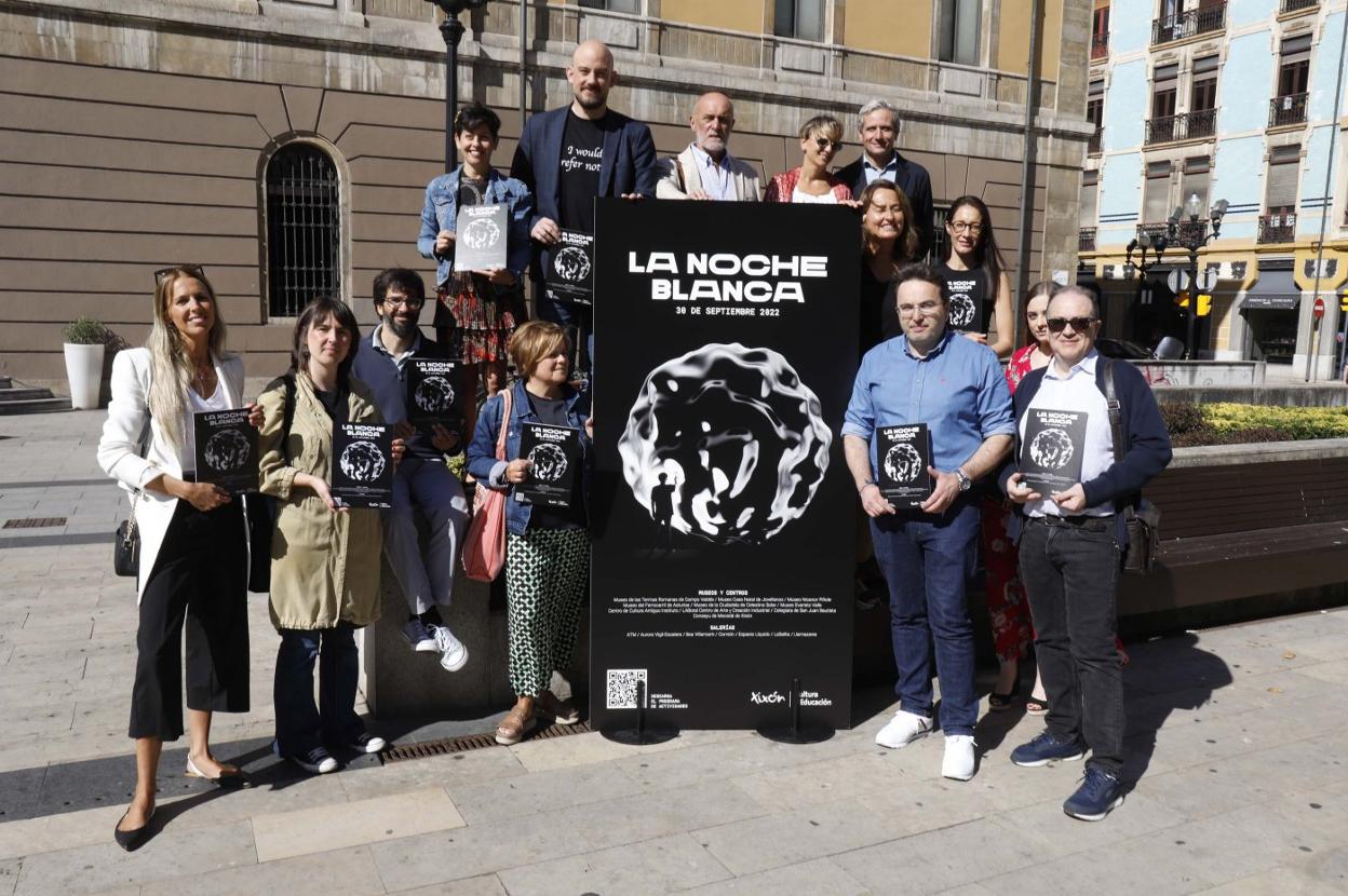 Los representantes de los museos y de las galerías de arte, junto al cartel que este año preside la Noche Blanca. 