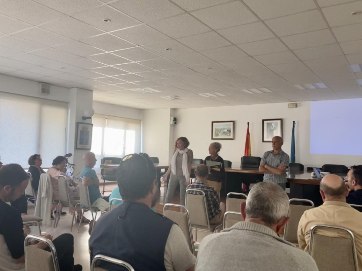 Esperanza Bermúdez, Anabel Rascón y Eduardo Méndez explican a los asistentes su proyecto. 