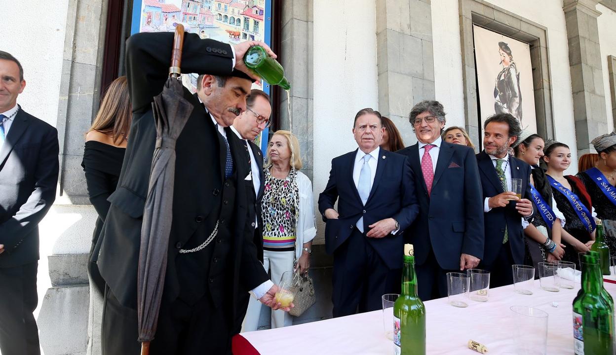 Mateín escancia un culete para el alcalde, en la mesa de autoridades del bollo de San Mateo de la SOF en la plaza de España. 