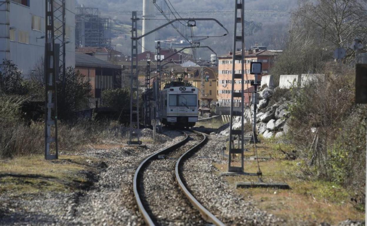 Unidad de Feve en la línea Laviana-Gijón, a la altura de La Felguera.