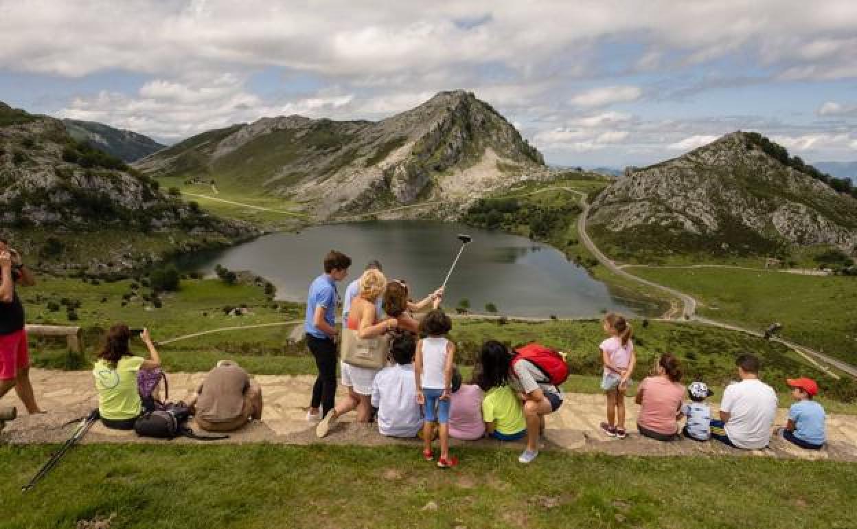 Un grupo de turistas en los Lagos de Covadonga.