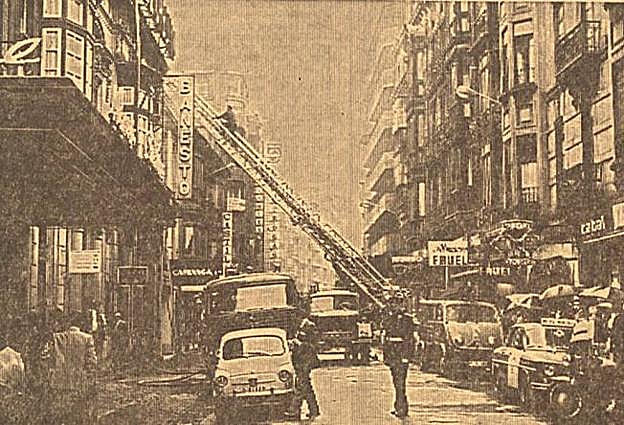Despliegue de los bomberos frente al Banco Español de Crédito.