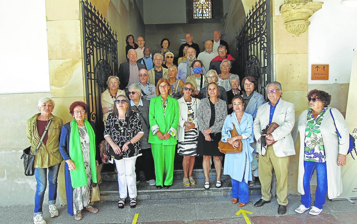 Una treintena de alumnos, con la vicerrectora Pilar García y la directora de área, Dolores Palacios. mario rojas