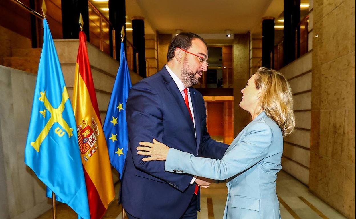 El presidente del Principado, Adrián Barbón, junto a la vicepresidenta primera y ministra de Asuntos Económicos, Nadia Calviño, esta mañana en Oviedo. 