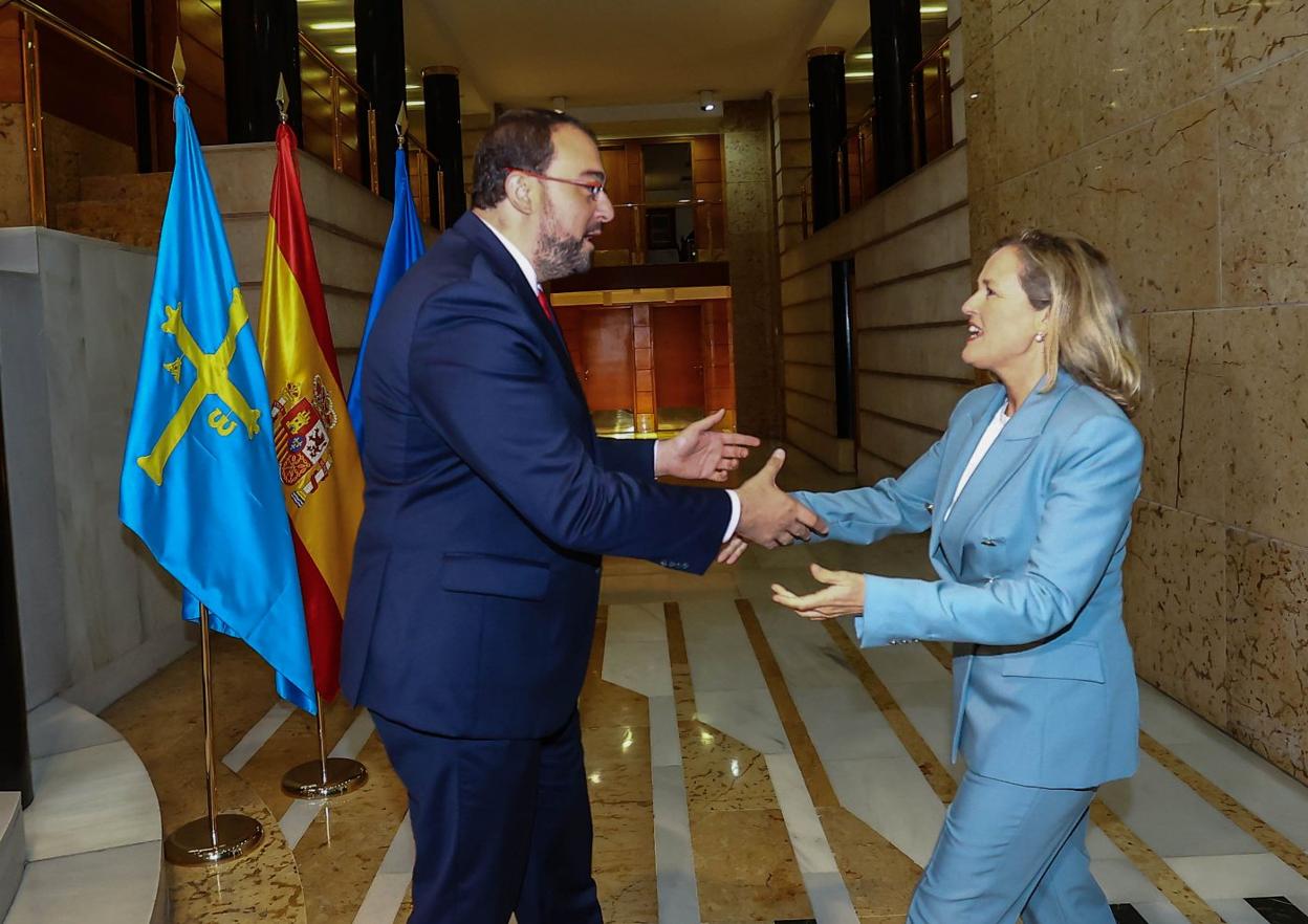 Adrián Barbón saluda a Nadia Calviño en la sede de la Presidencia del Principado. 
