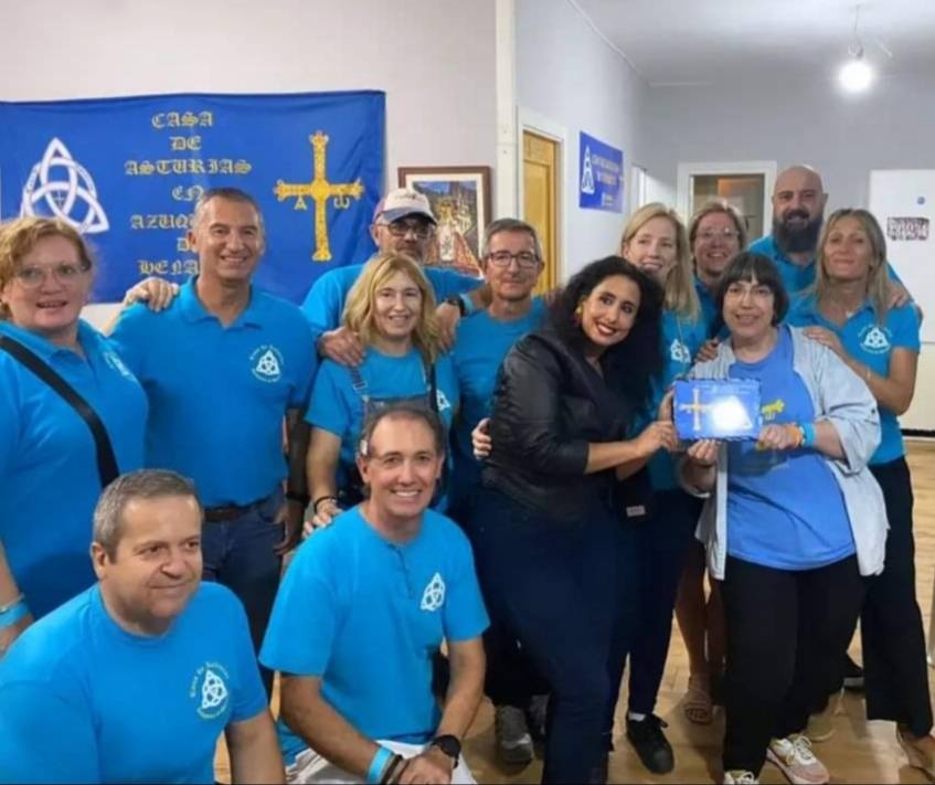 De negro, la cantante y actriz Nerea Vázquez, seguida de Mirenchu Bartolomé, que muestra la placa en la que se le nombra socia de honor de la Casa de Asturias de Azuqueca de Henares.