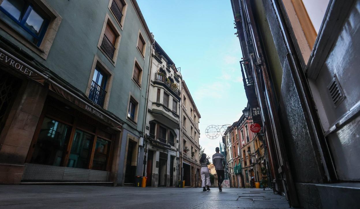 Dos jóvenes pasean por la calle San Antonio, en cuyas inmediaciones se encontraba la menor. 