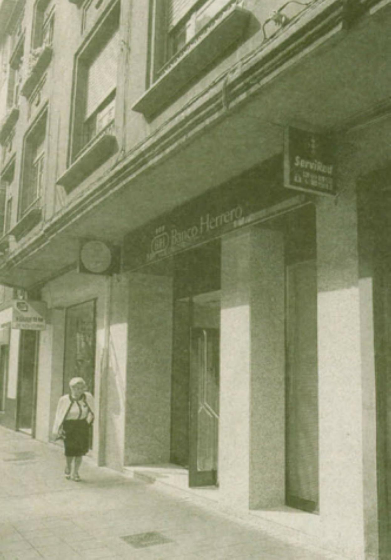 Fachada de la oficina atracada.