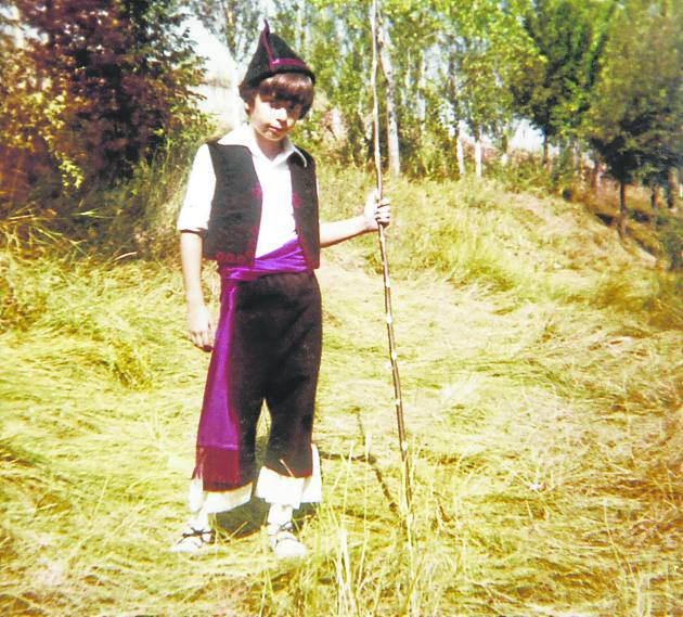 De niño, vestido de asturiano. 