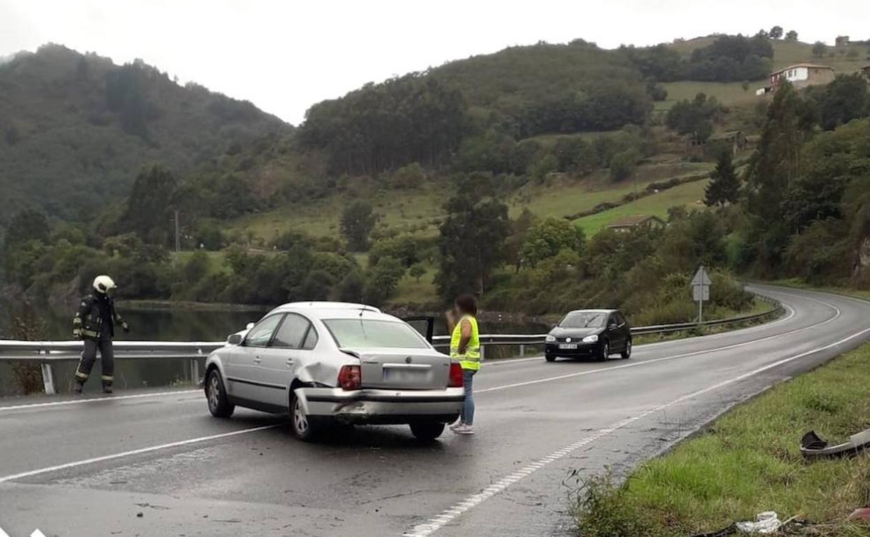 El vehículo accidentado en la AS-15. 