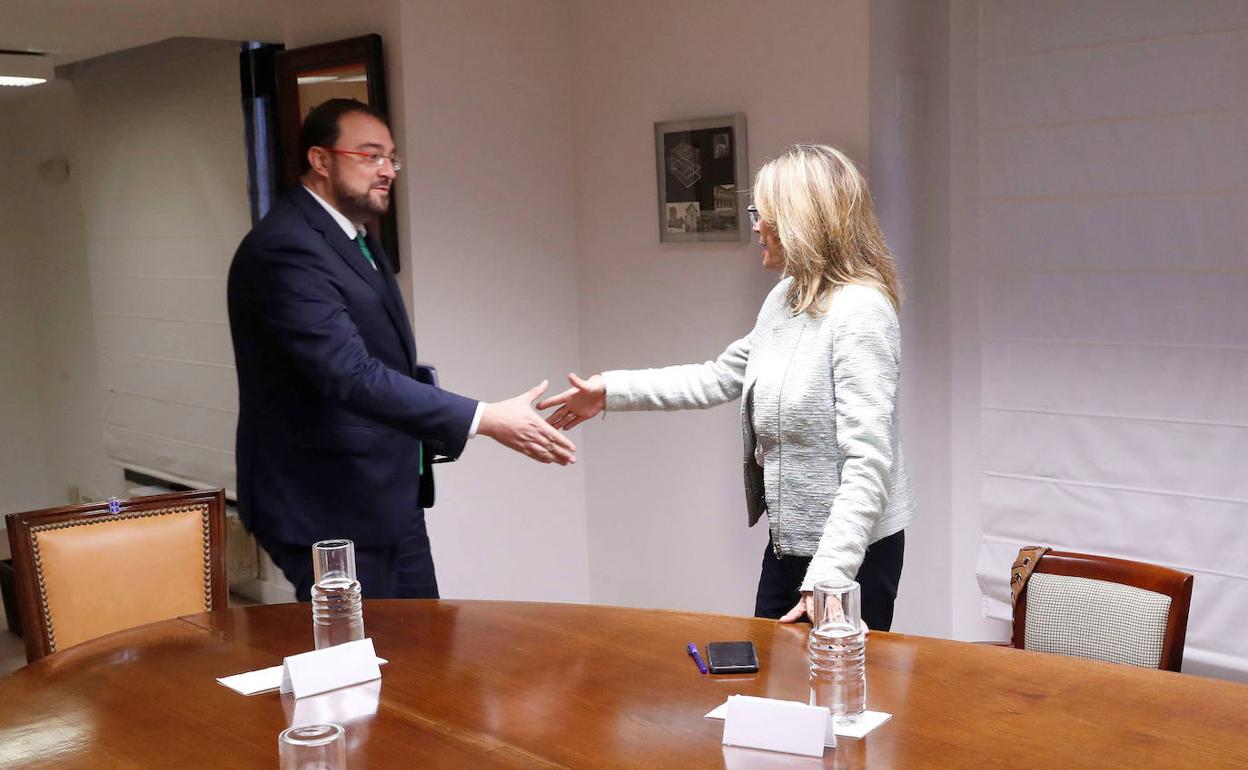 Adrián Barbón junto a la portavoz del grupo parlamentario de Izquierda Unida en la Junta General, Ángela Vallina. 