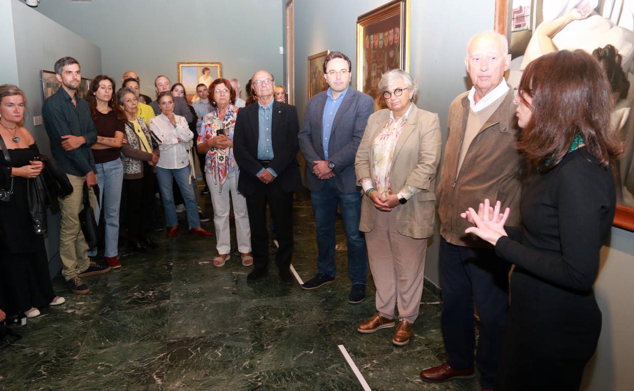 La alcaldesa Ana González, junto a asistentes a la inauguración, escucha las explicaciones.