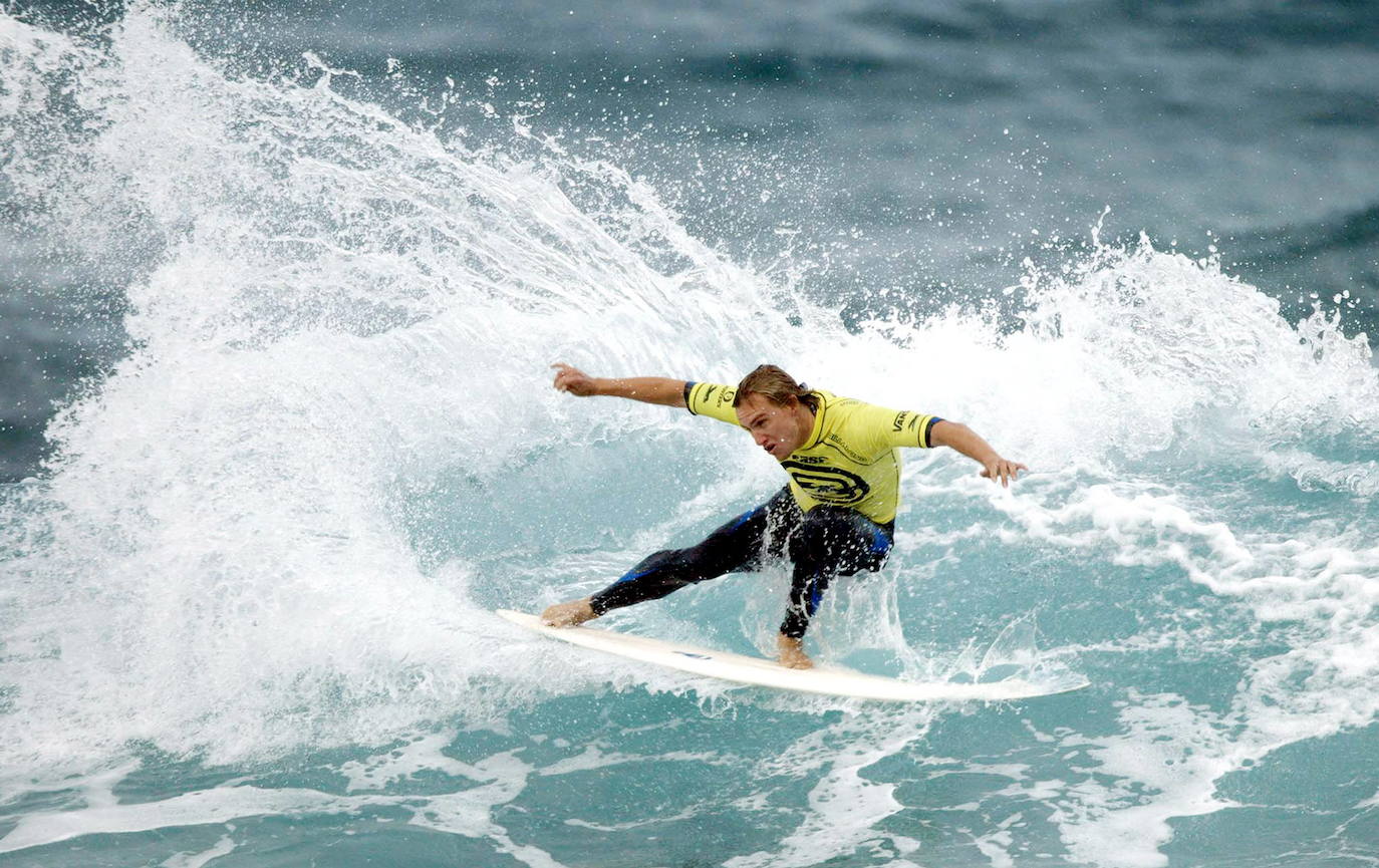 El australiano Chris Davidson, en el Billabong Pro en Bakio, España, el 21 de octubre de 2003.