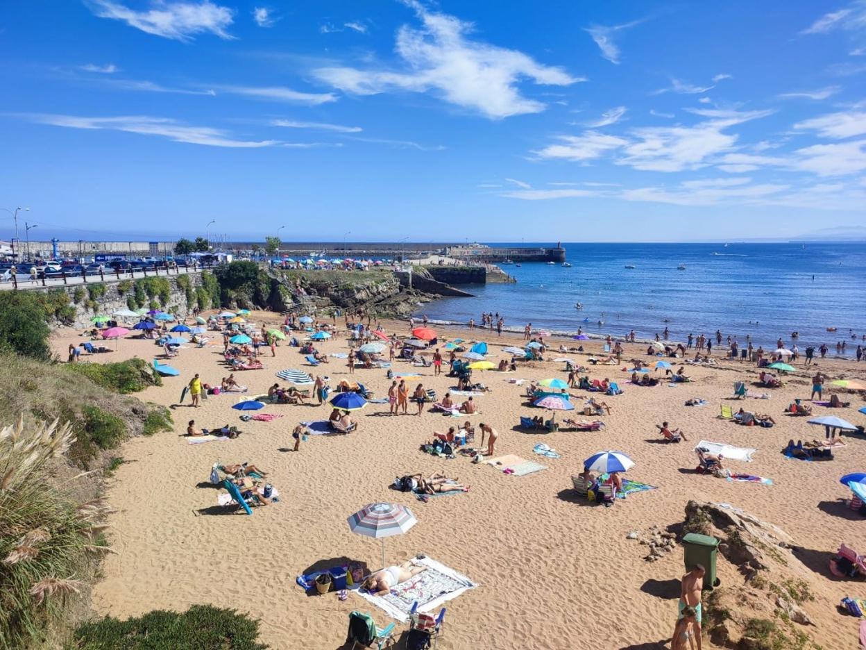 La playa de Luanco registró una gran afluencia durante todo el verano.