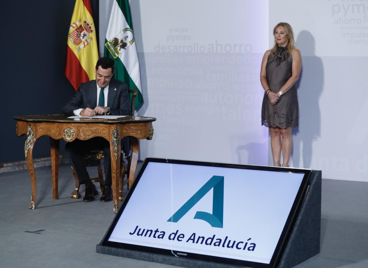 El presidente de Andalucía, Juan Manuel Moreno, el 21 de septiembre en la firma de su decreto fiscal. 