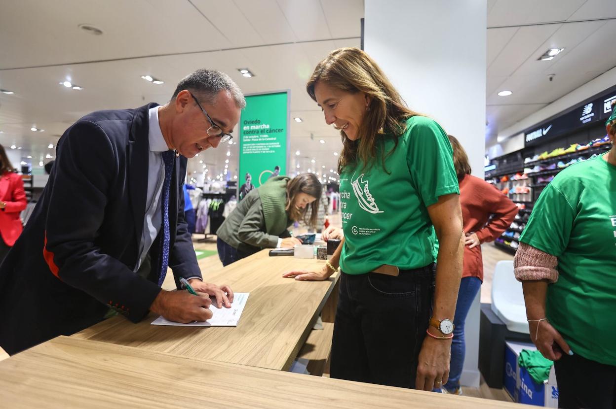 Pablo Fernández se inscribe en la carrera contra el cáncer. 