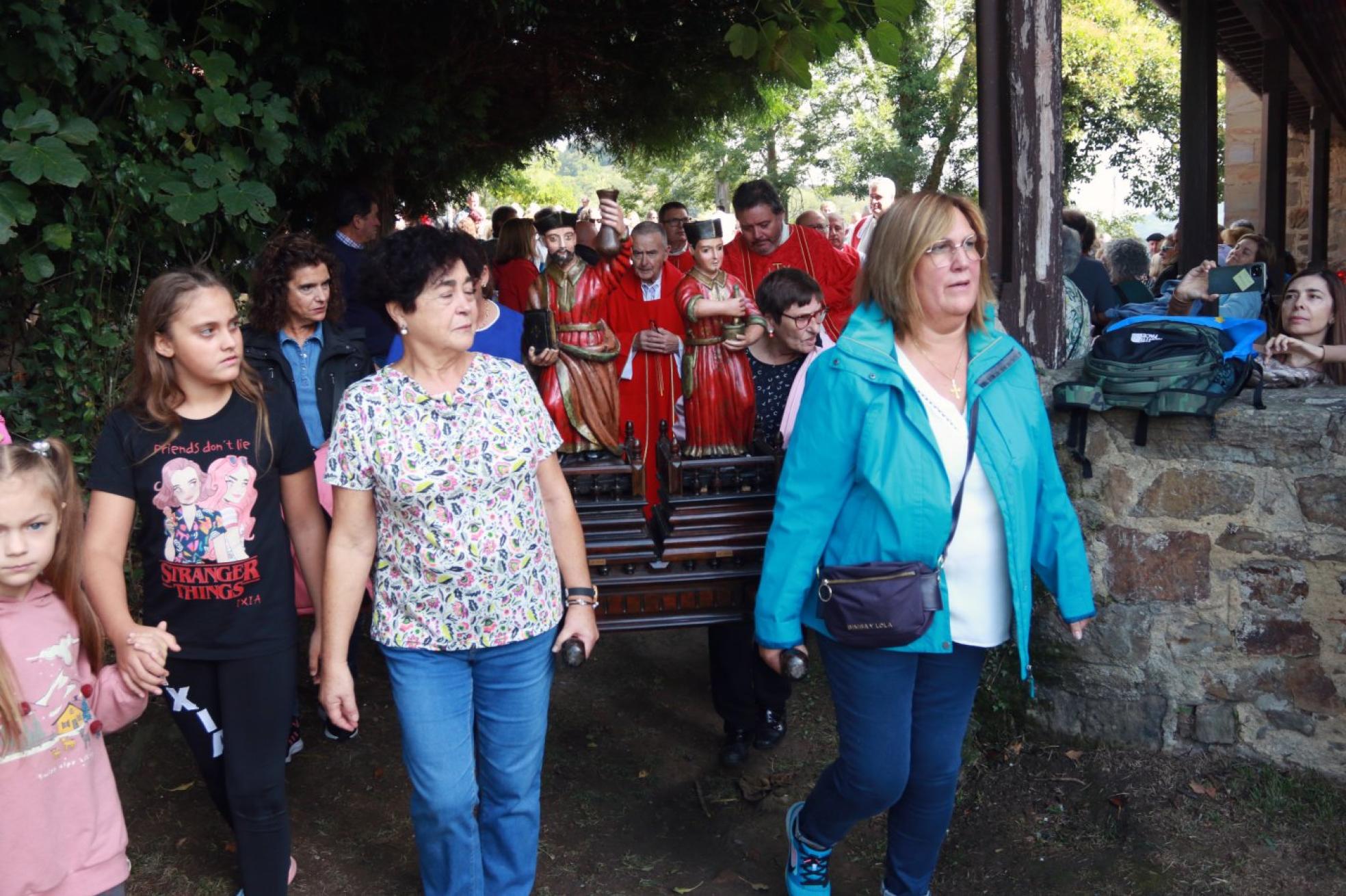 Procesión con las imágenes de los Mártires.