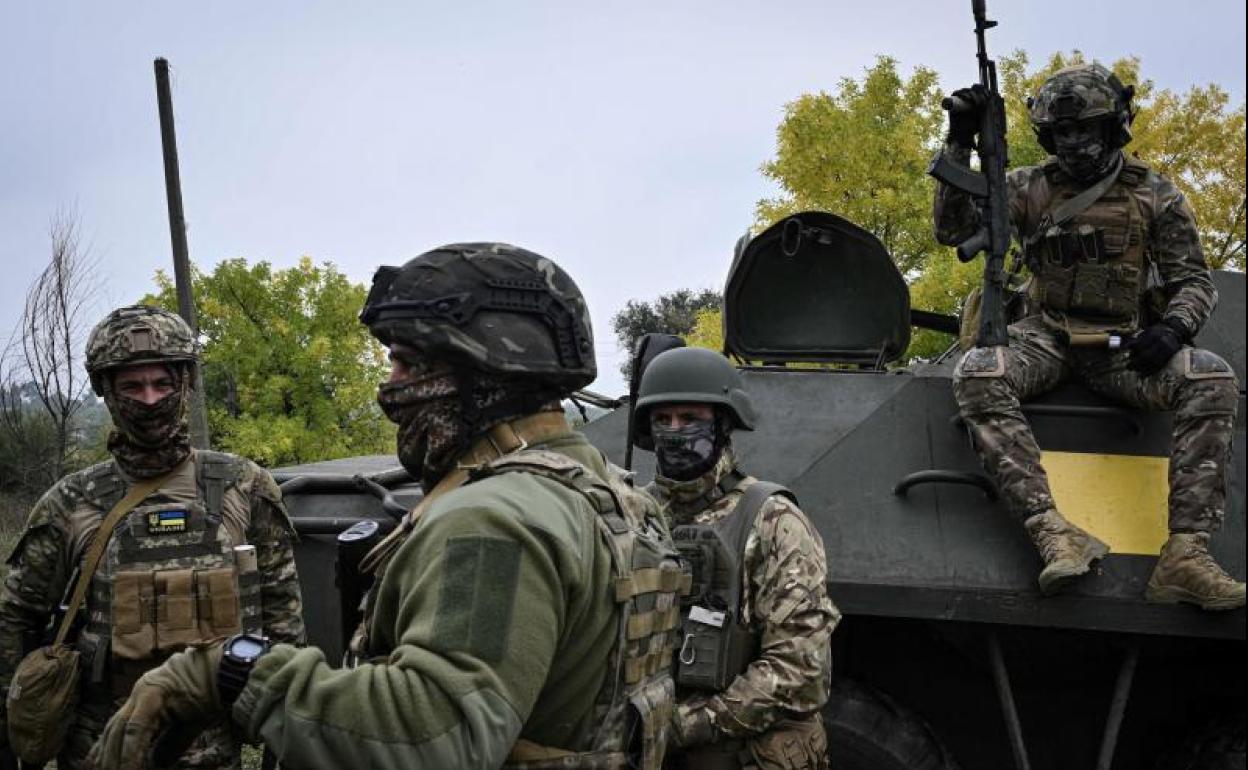 Miembros del Ejército ucraniano, durante unas maniobras en Kiev. 