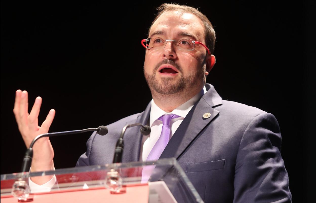 El presidente Adrián Barbón, durante su discurso. 