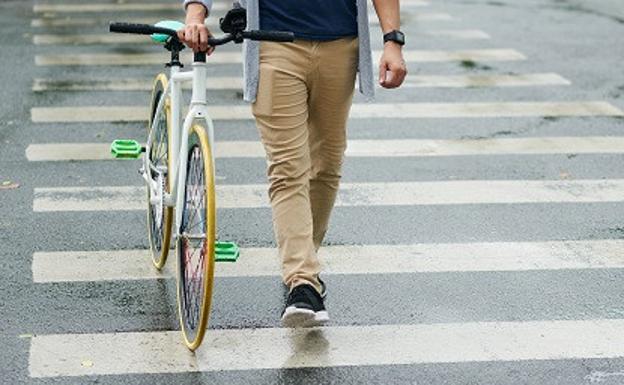 La multa que te puede caer por cruzar un paso de peatones sin bajarte de la bici