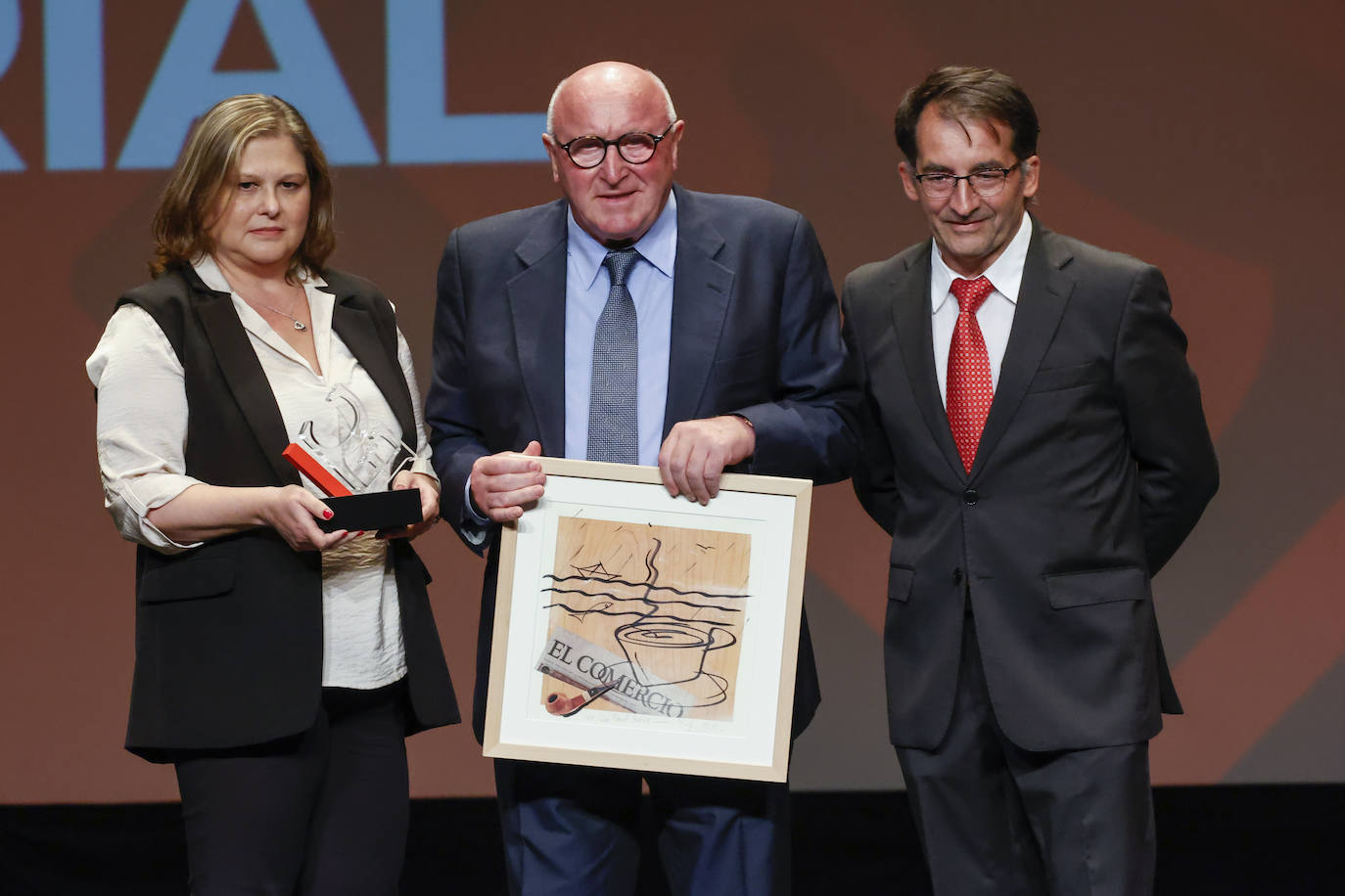 Noelia Alonso y Ángel González con José Manuel García, de Grúas Roxu.