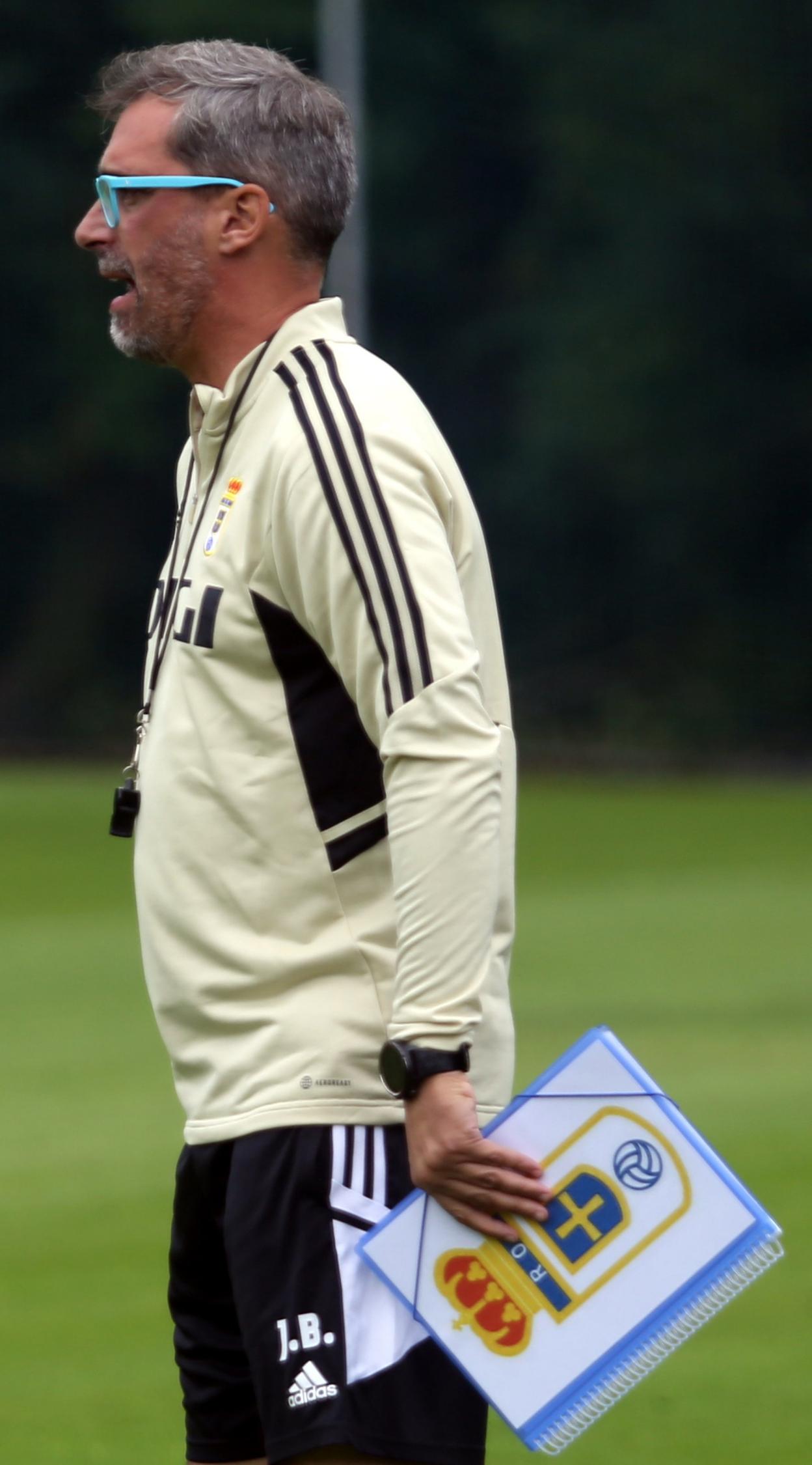 Táctica. Entre las variantes que tiene el cuerpo técnico en su pizarra está la de un Javi Mier que podría ser clave a la hora de no solo atacar, como ya ocurrió en el Anxo Carro, sino también defender, para frenar el juego interior del Efesé.