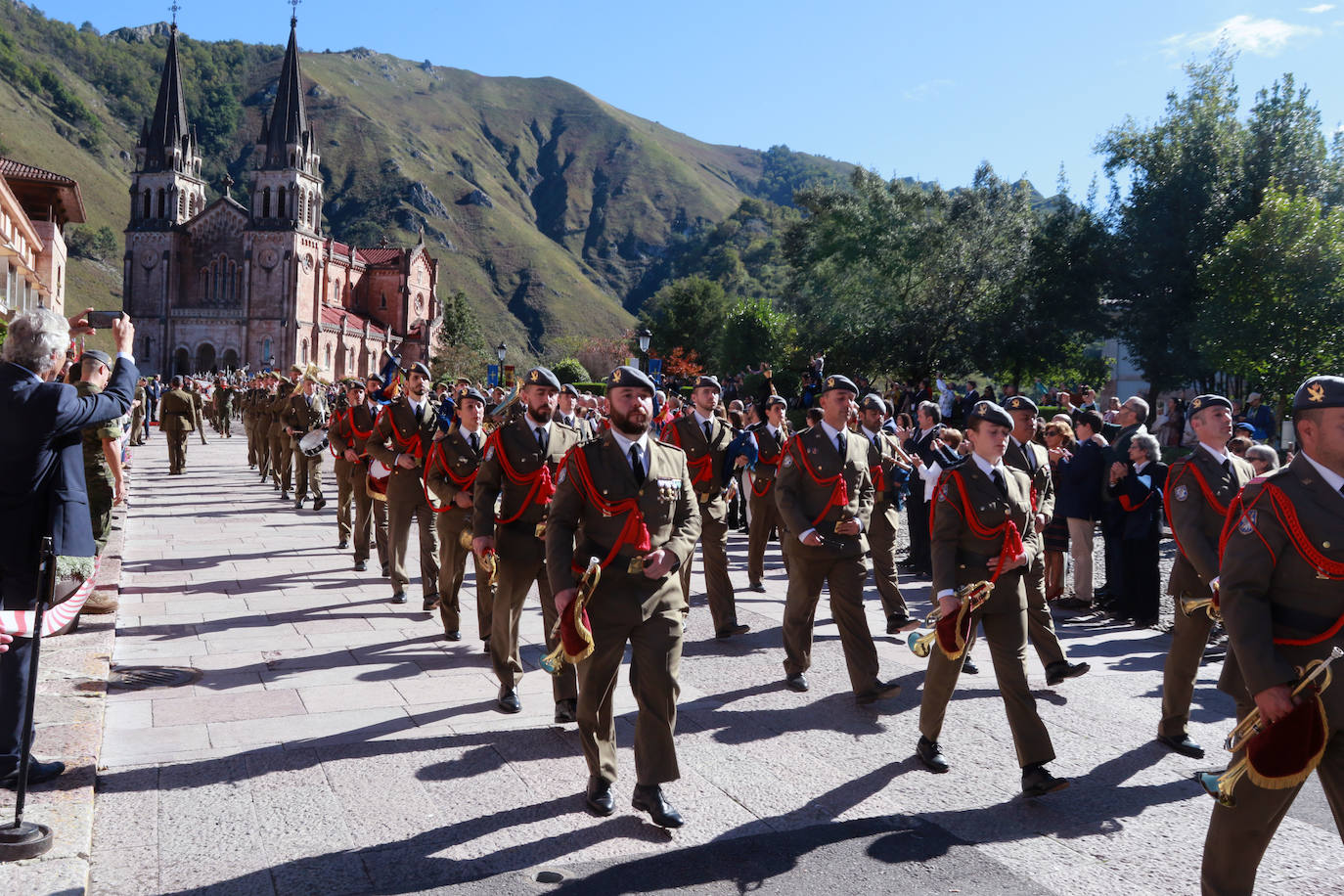 Fotos: Multitudinaria jura de bandera civil en Covadonga