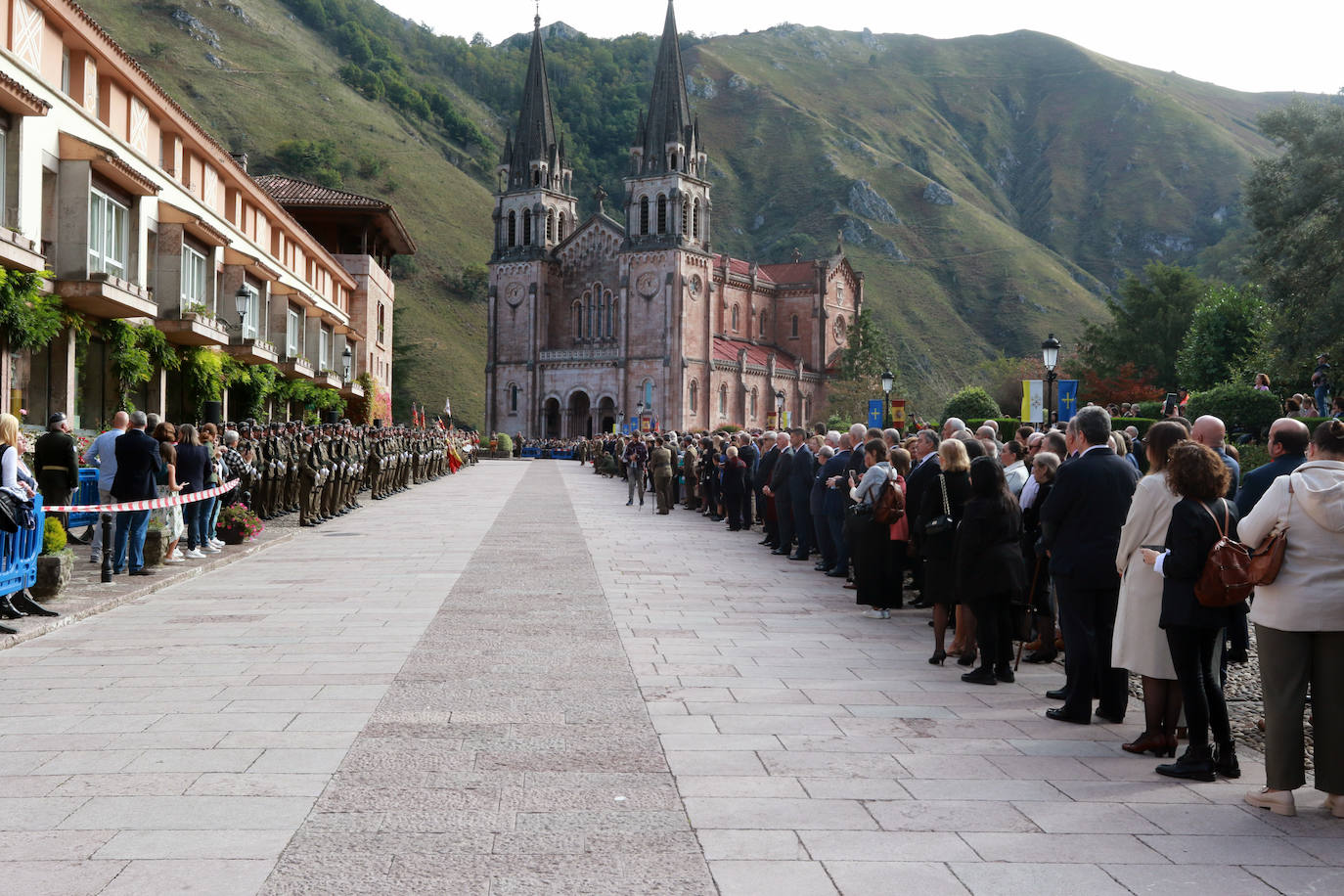 Fotos: Multitudinaria jura de bandera civil en Covadonga