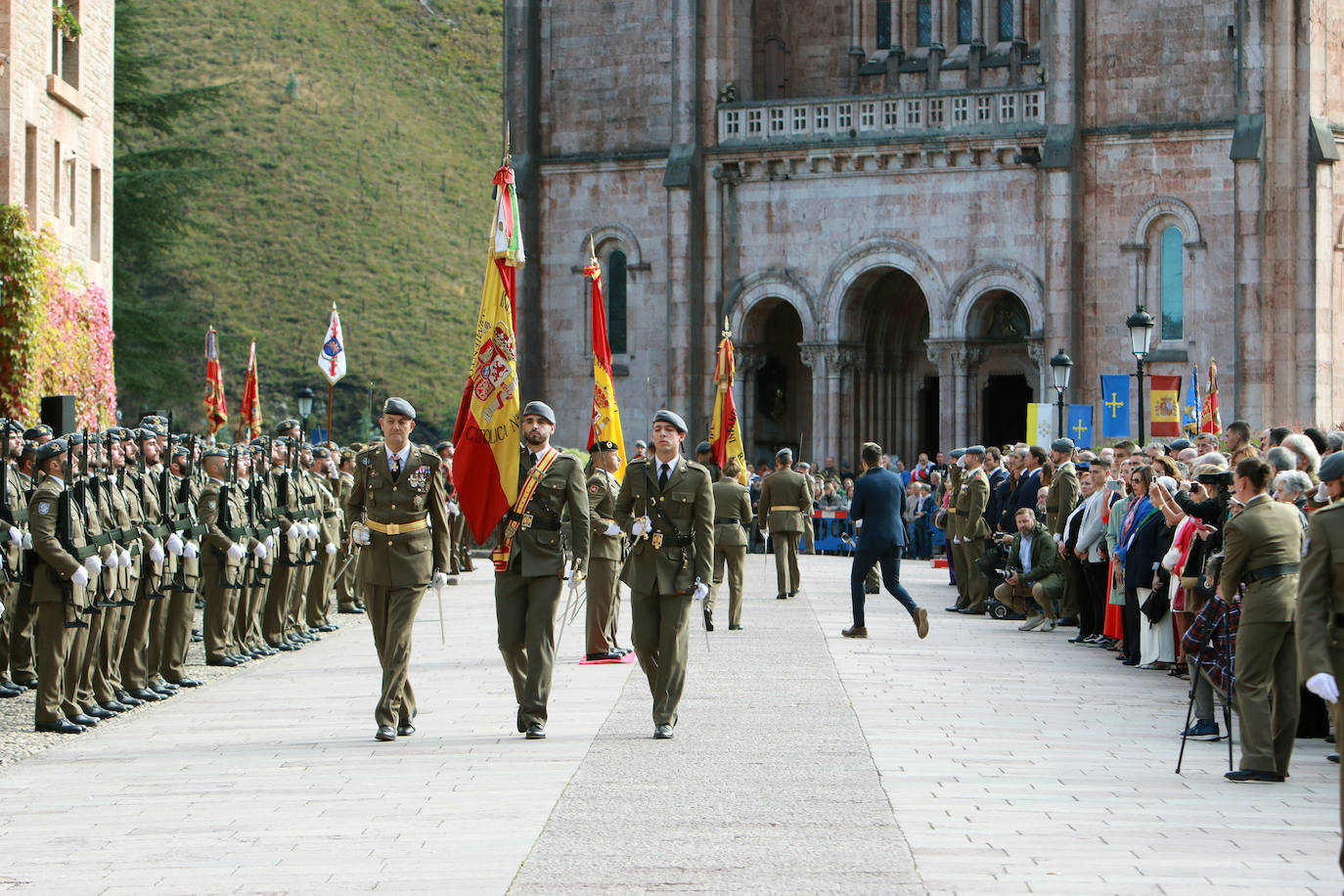 Fotos: Multitudinaria jura de bandera civil en Covadonga