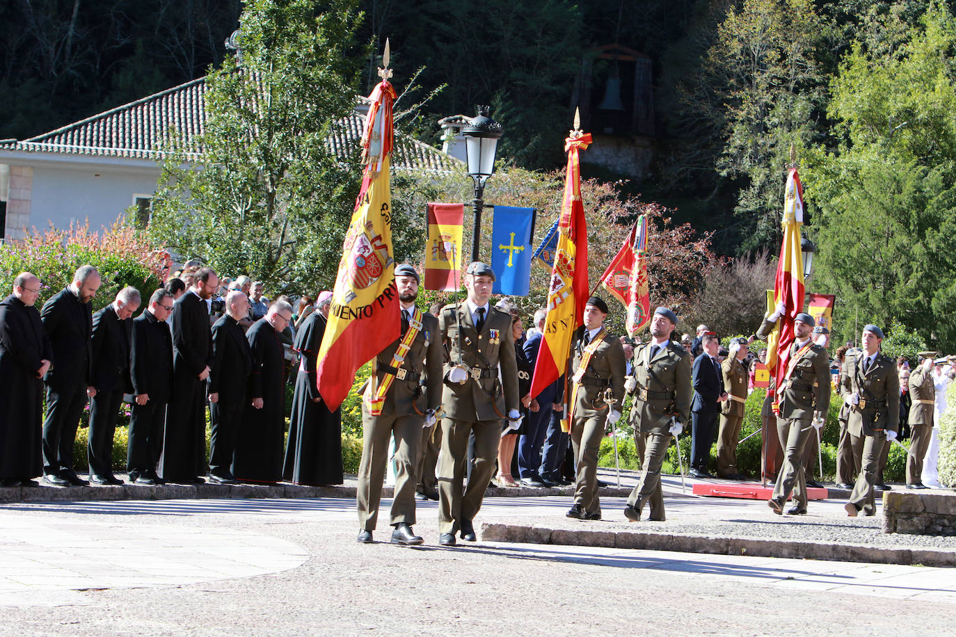 Fotos: Multitudinaria jura de bandera civil en Covadonga