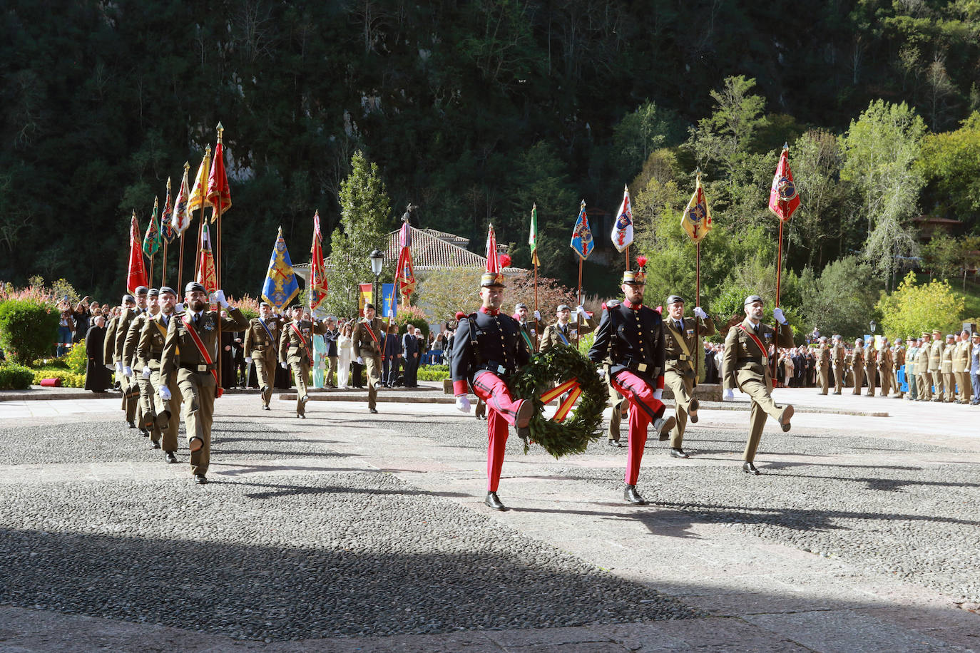 Fotos: Multitudinaria jura de bandera civil en Covadonga