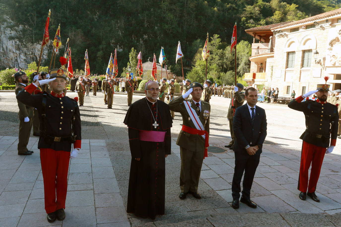 Fotos: Multitudinaria jura de bandera civil en Covadonga