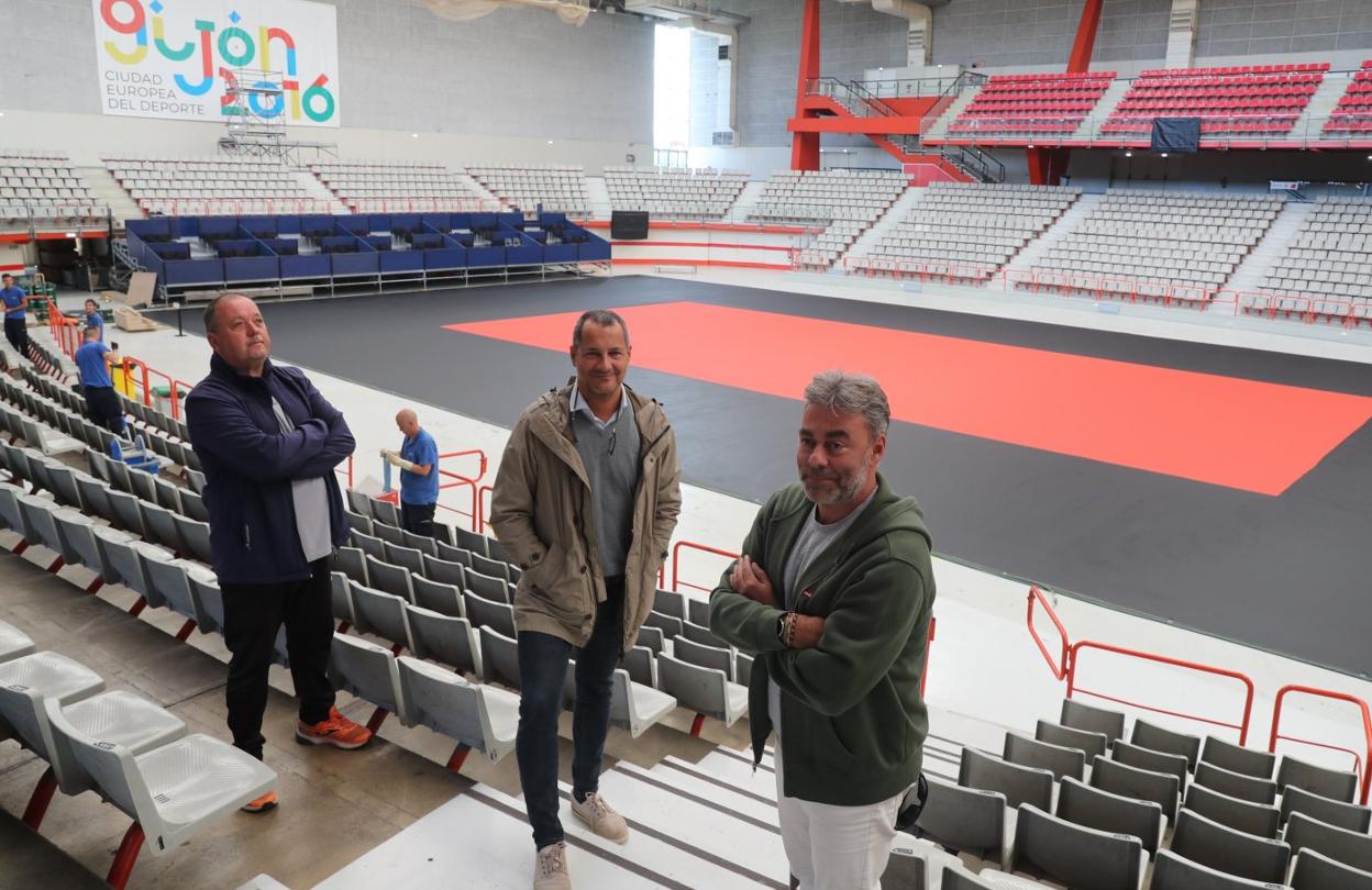 Víctor Manuel Fernández, Fernando Castaño y José Ramón Tuero, en las gradas del Palacio, con los palcos 'vip', de color azul, ya instalados. 