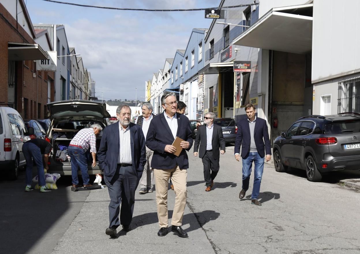 Pablo González en el polígono industrial de Promosa junto a empresarios. 