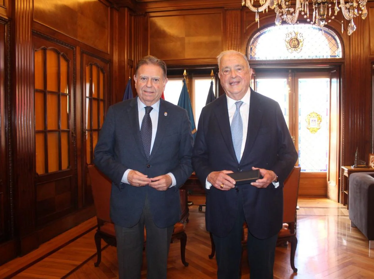 El alcalde Alfredo Canteli con el empresario asturmexicano Carlos Casanueva Varas, ayer en el despacho de Alcaldía. 