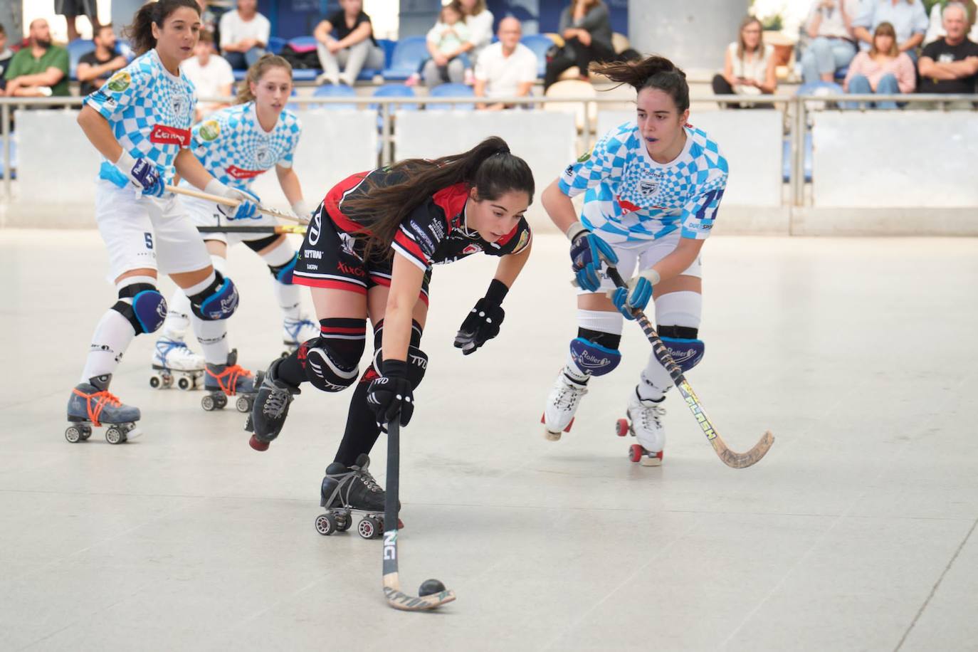 Nuria Almeida, frente a una jugadora de Las Rozas. 