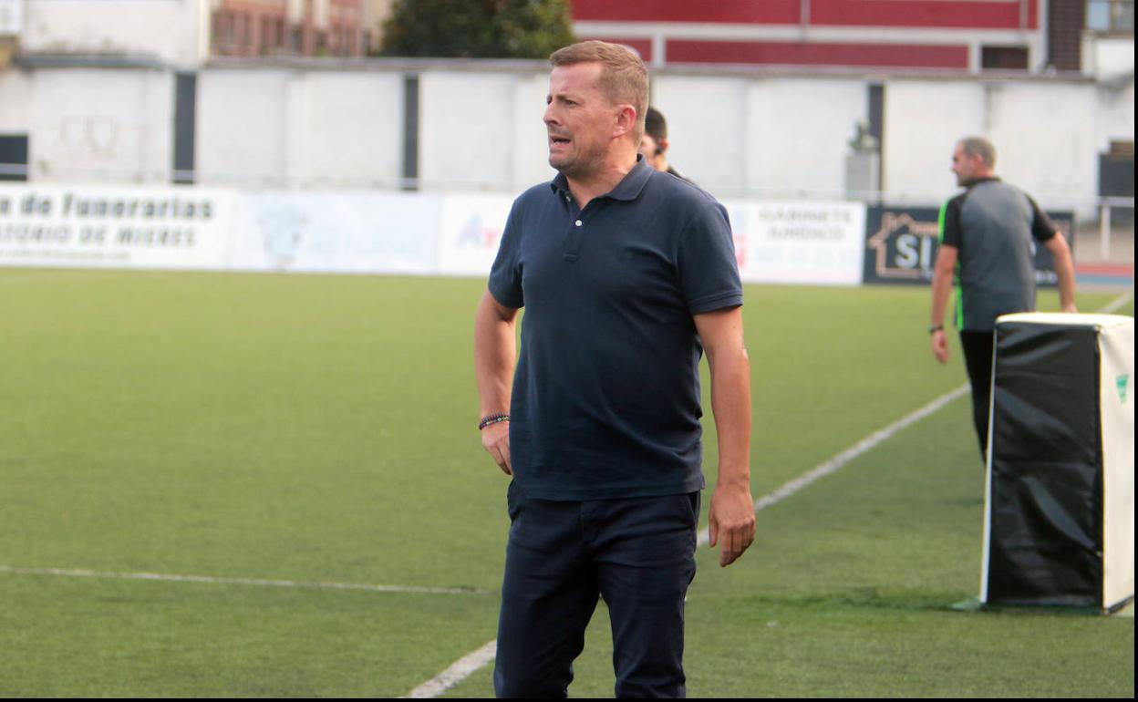 Julio Llanos, en el partido que disputó el Ceares en Mieres recientemente.