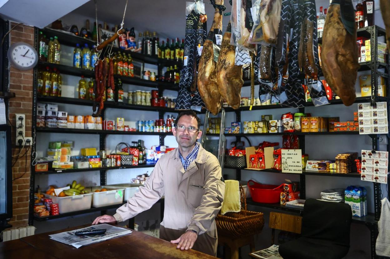 Javier Alonso, uno de los hermanos que regenta el bar El Mancu. 