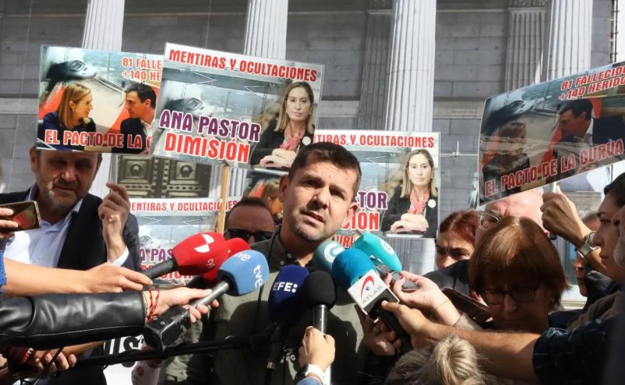La plataforma de víctimas del Alvia de Santiago se concentra en Madrid. 