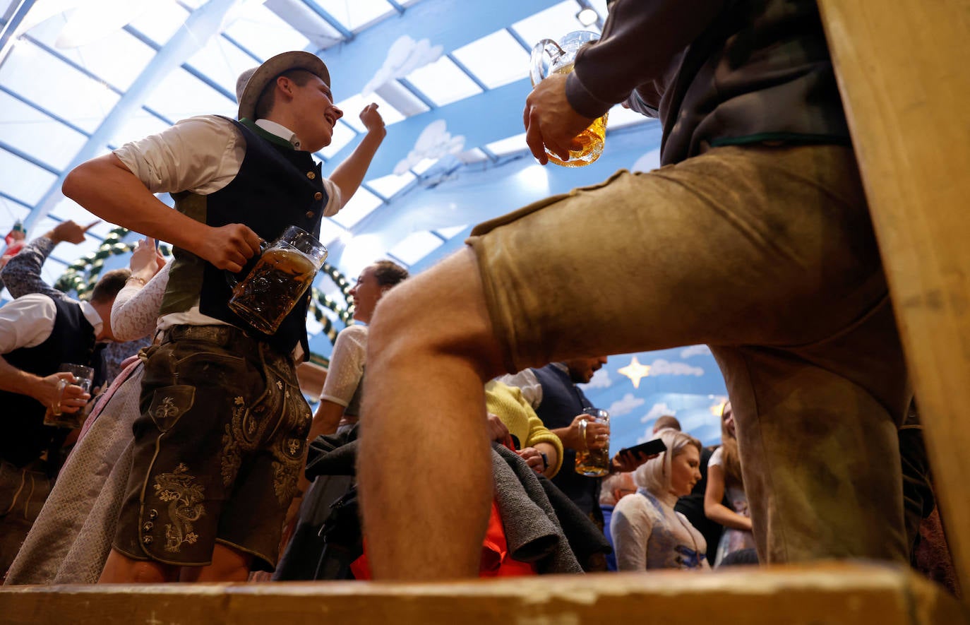 Fotos: Múnich celebra el Oktoberfest con litros de cerveza