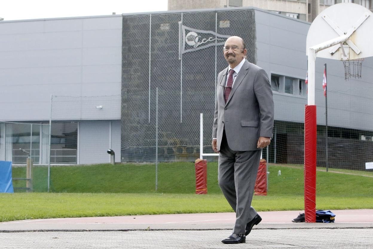 Miguel Díaz Román, en una visita al Grupo Covadonga. 