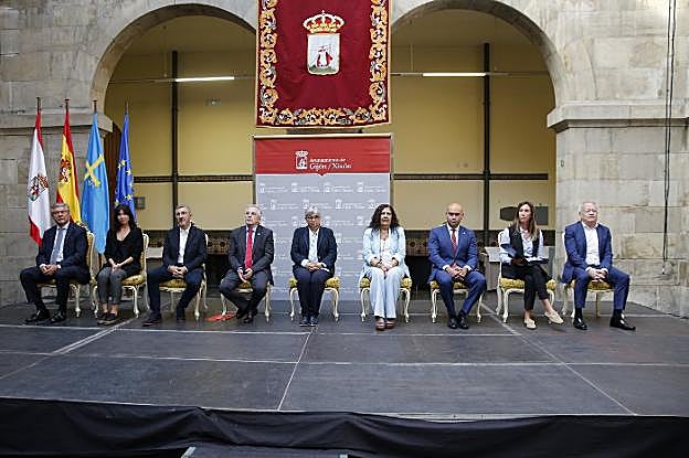 Representantes de las principales formaciones políticas y del equipo de gobierno en el acto de ayer. 