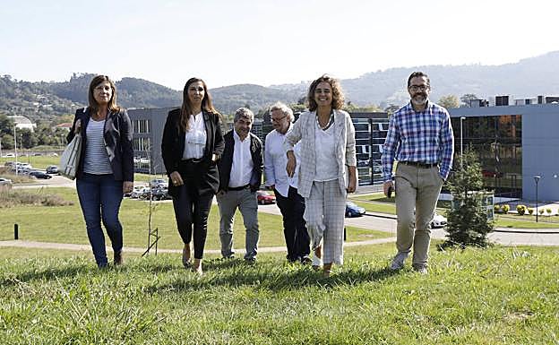 Natalia Rodríguez, Xaranzana Rodríguez, Fran López, Fran Flórez, Ana Puerto y Edmundo Pérez, ayer, en terrenos del Parque Científico y Tecnológico de Cabueñes. 