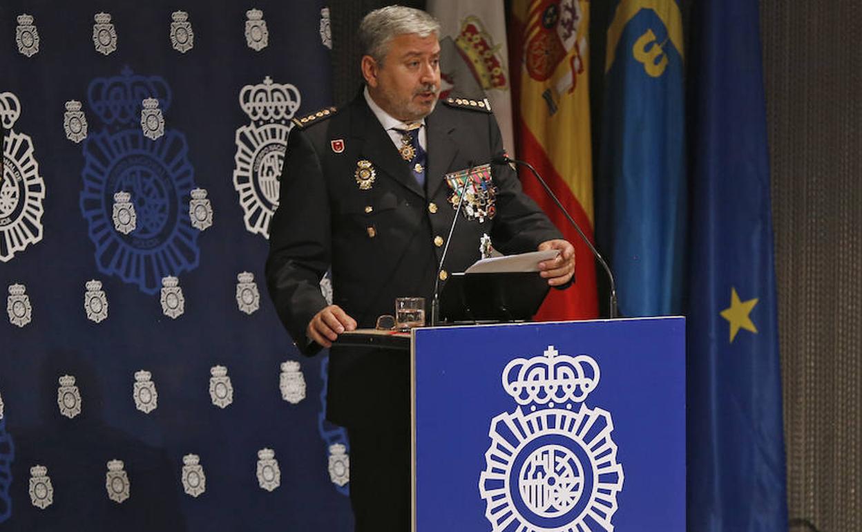 Dámaso Colunga, comisario jefe de la Comisaría del Cuerpo Nacional de Policía de Gijón durante la celebración de los Santos Ángeles Custodios