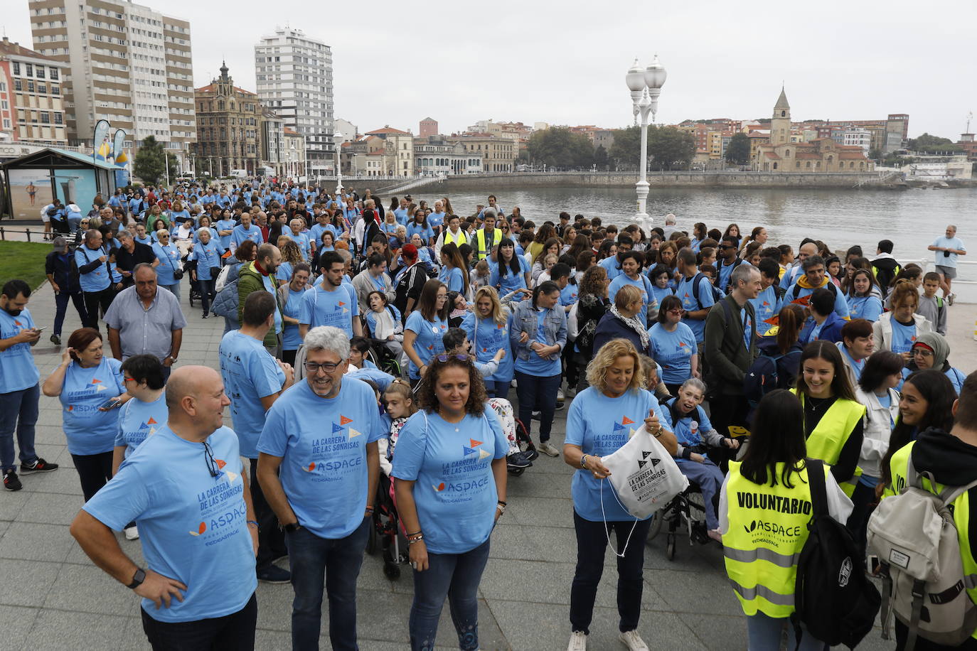 Asistentes de 'La carrera de las sonrisas' en Gijón, carrera solidaria que reivindica la visibilización de las personas con parálisis cerebral. 