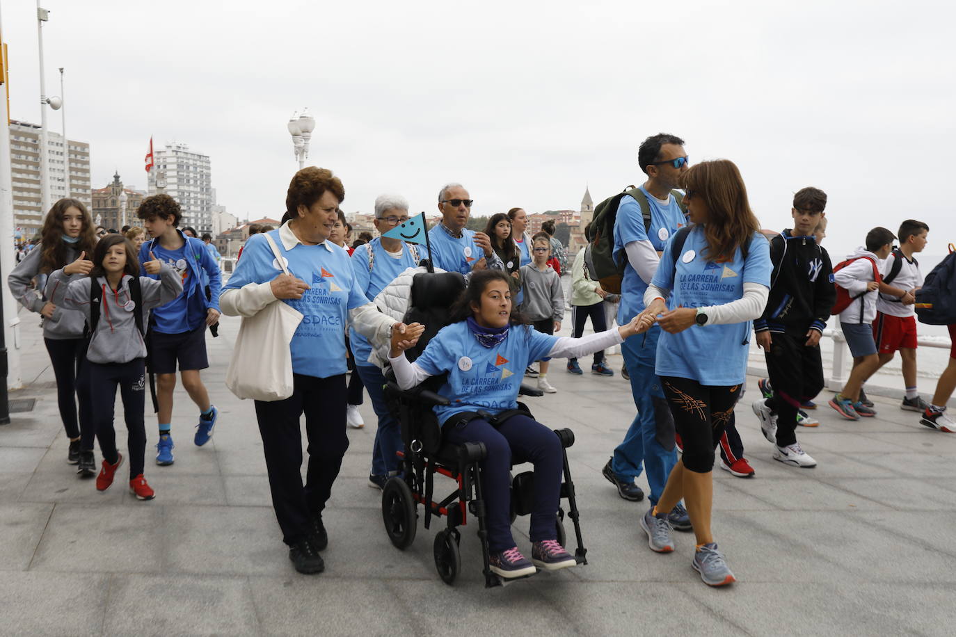 Asistentes de 'La carrera de las sonrisas' en Gijón, carrera solidaria que reivindica la visibilización de las personas con parálisis cerebral. 