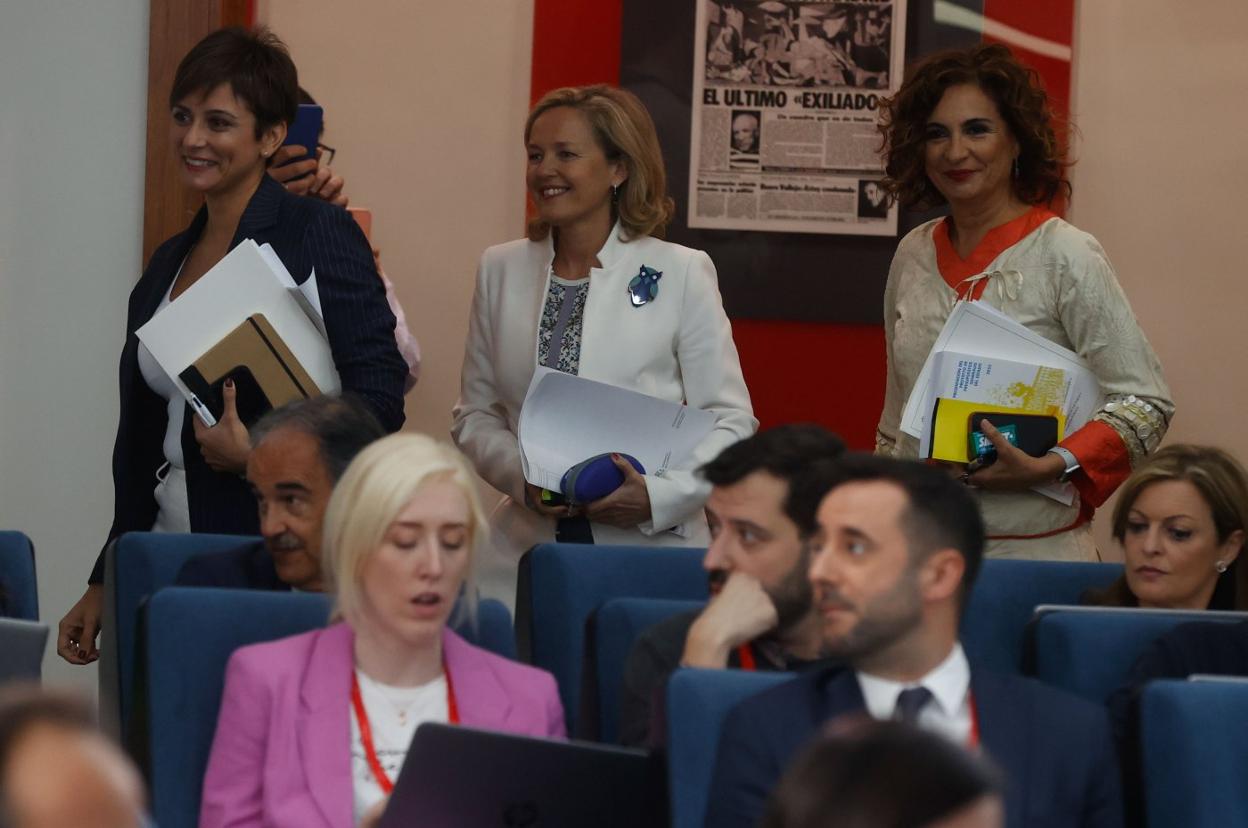 La vicepresidenta, Nadia Calviño, y la ministra de Hacienda, María Jesús Montero, ayer en Moncloa. 